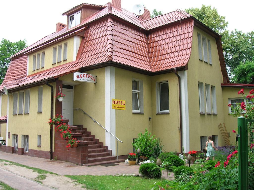 Hotel Pod Platanami Trzebnica Exterior photo