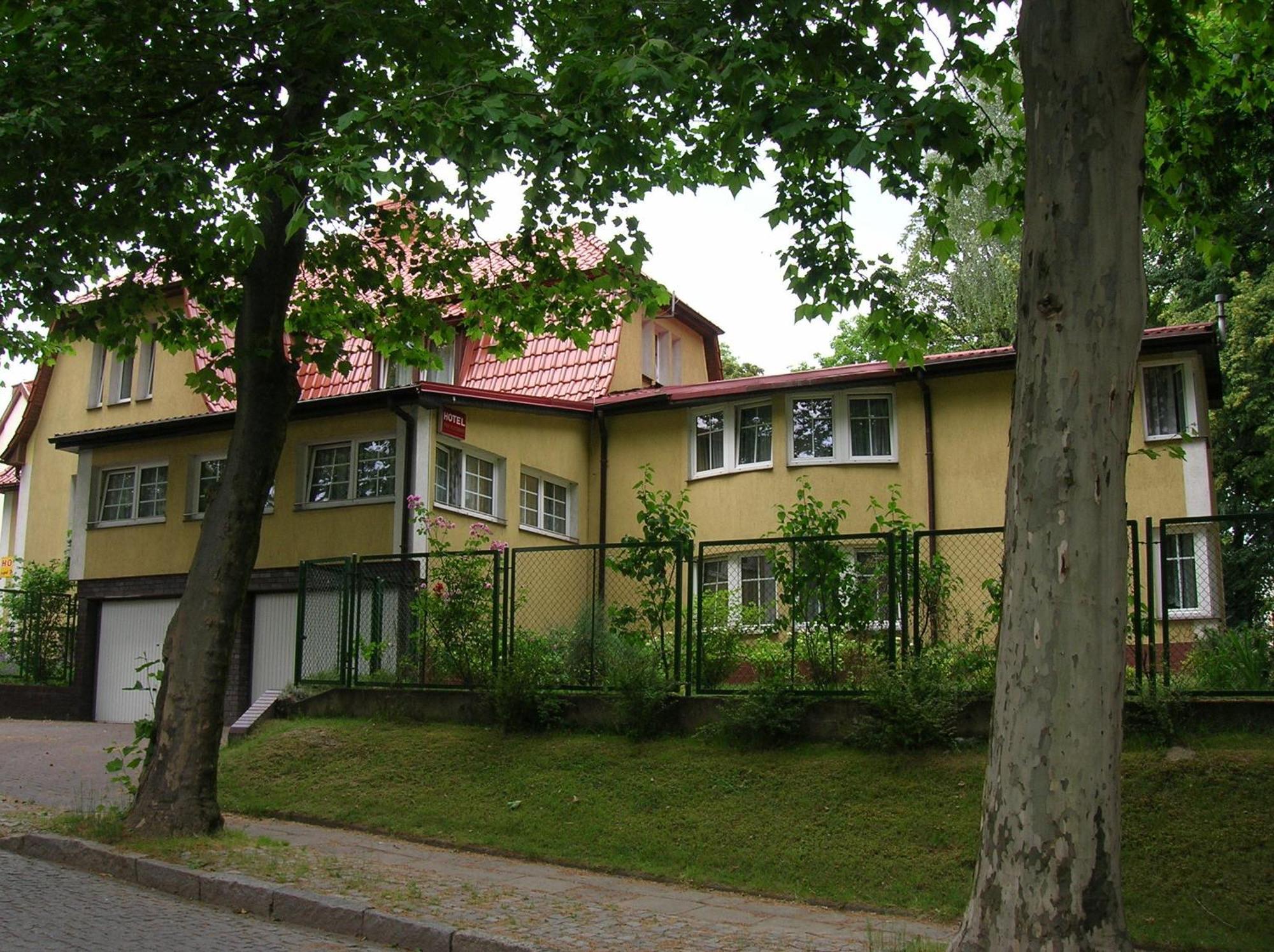 Hotel Pod Platanami Trzebnica Exterior photo