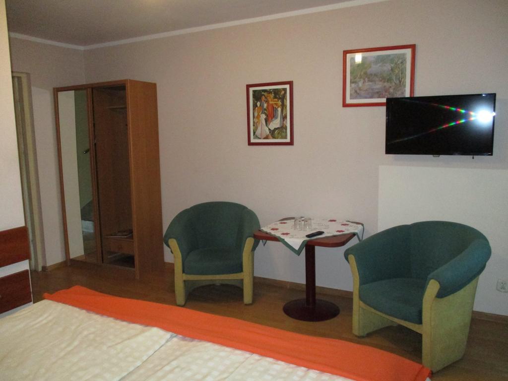 Hotel Pod Platanami Trzebnica Exterior photo