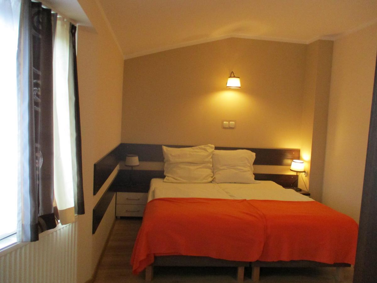 Hotel Pod Platanami Trzebnica Exterior photo