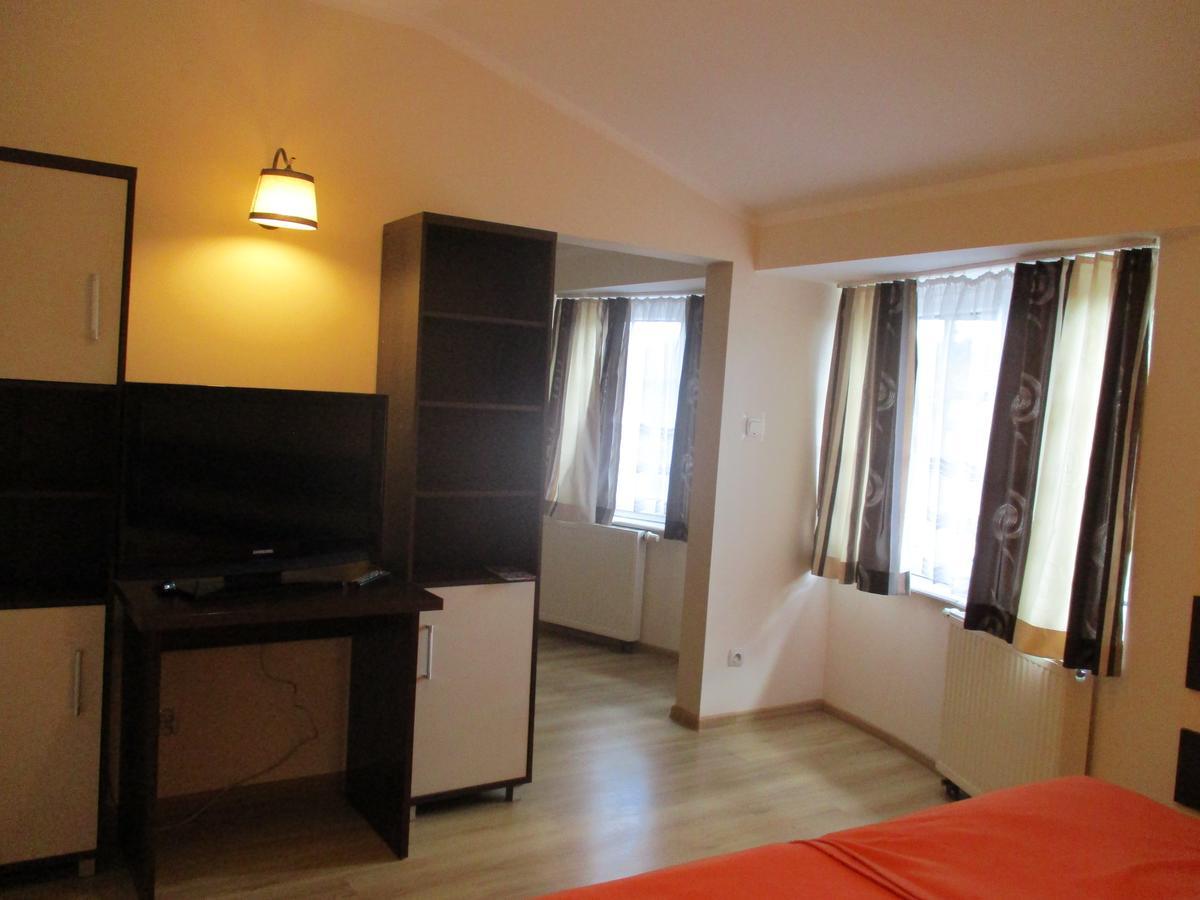 Hotel Pod Platanami Trzebnica Exterior photo