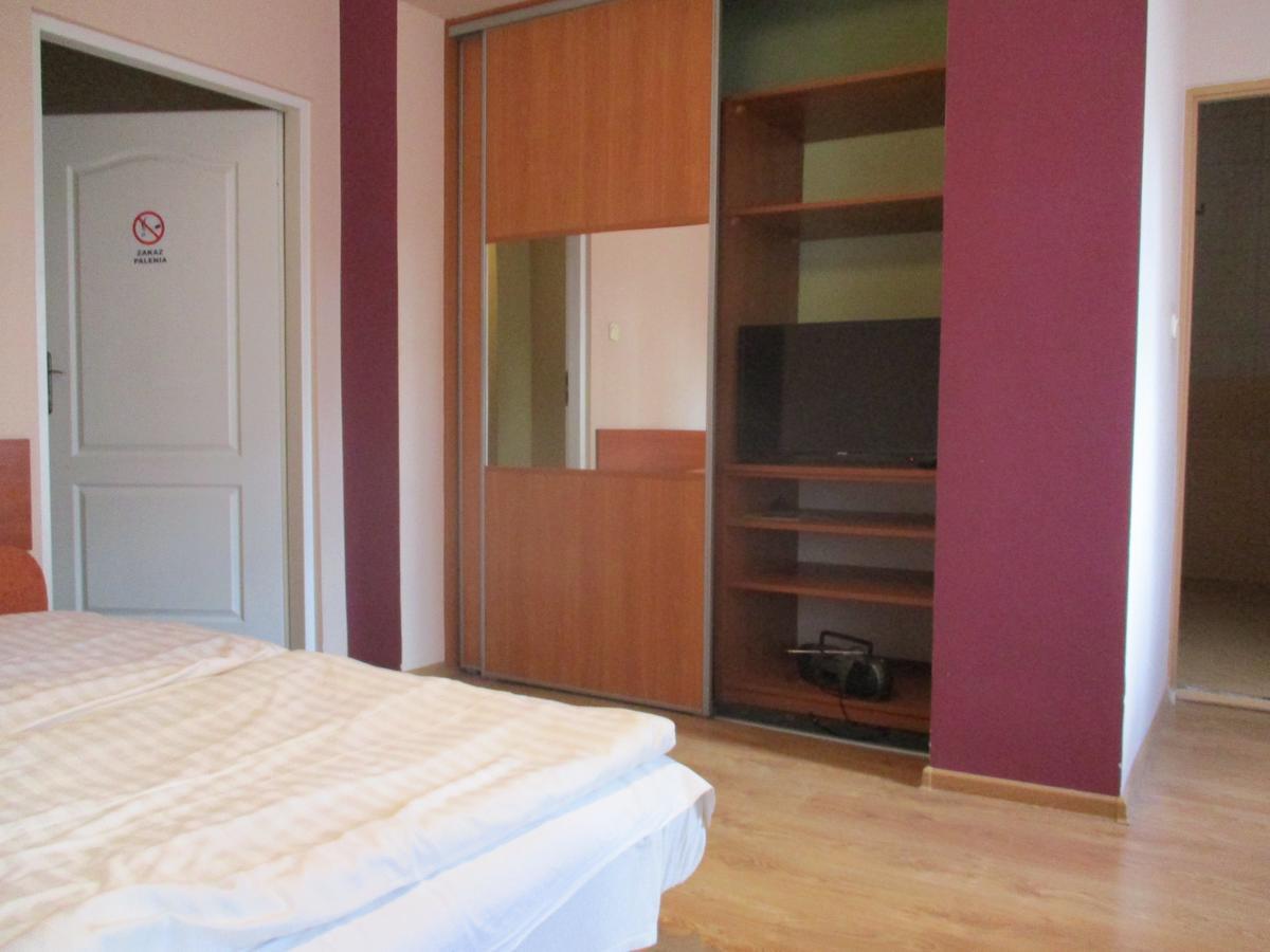 Hotel Pod Platanami Trzebnica Exterior photo