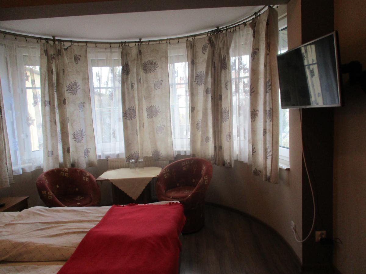 Hotel Pod Platanami Trzebnica Exterior photo